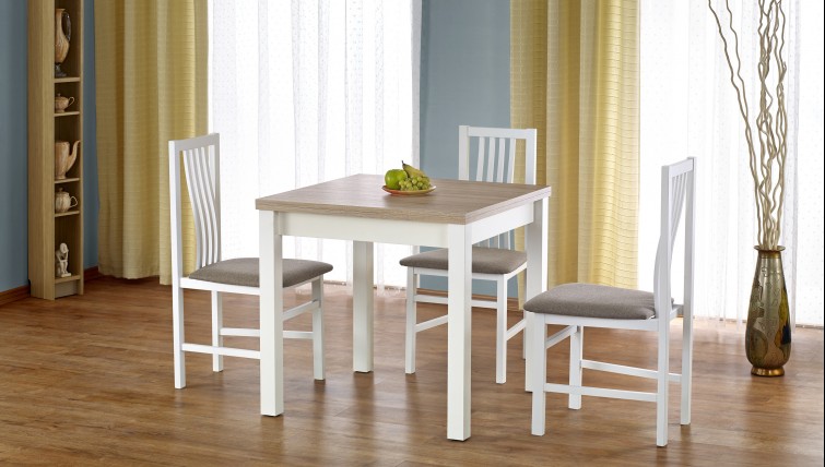 Rozkładany stół z drewnianym blatem oraz klasyczne krzesła bez podłokietników