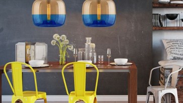 Dwukolorowe lampy wiszące ze szklanym kloszem oraz metalowe krzesła