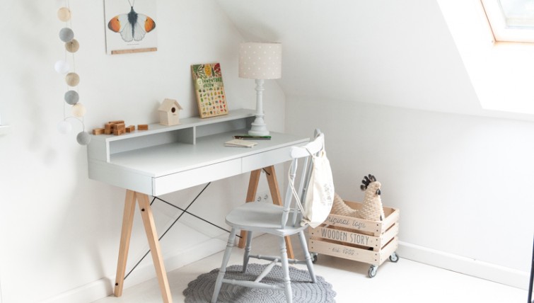 Dekoracyjna lampa z wzorzystym kloszem oraz skandynawskie biurko z szufladami i praktyczną półką