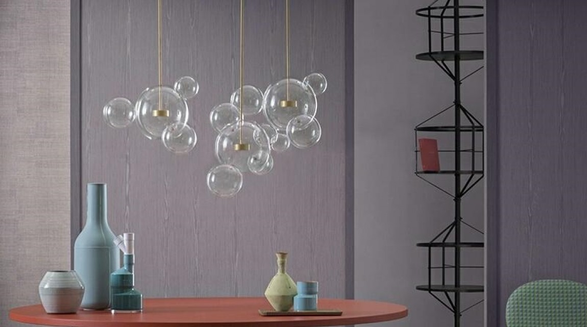 Lampa wisząca ze szklanymi kulami przypominającymi bańki mydlane