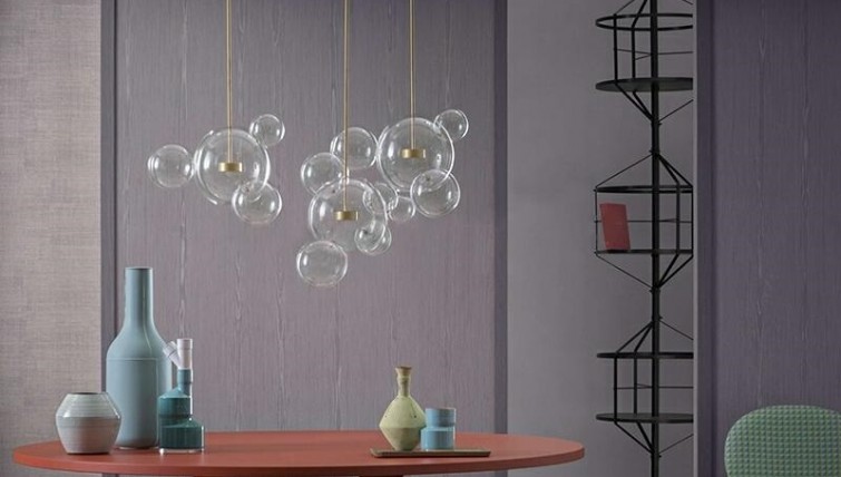 Lampa wisząca ze szklanymi kulami przypominającymi bańki mydlane