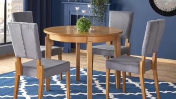 Okrągły stół do jadalni oraz tapicerowane krzesła z wysokim oparciem