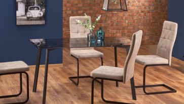 Stół ze szklanym blatem oraz tapicerowane krzesła na płozach