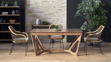 Stół na stylowej podstawie oraz krzesła z wysokimi podłokietnikami