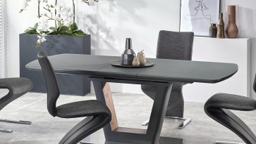 Stół do jadalni na nodze w kształcie litery V oraz krzesła na płozach