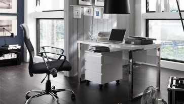 Nowoczesne biurko na metalowych płozach i kontenerek oraz czarna lampa podłogowa