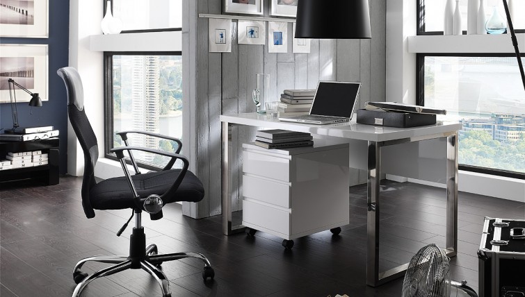 Nowoczesne biurko na metalowych płozach i kontenerek oraz czarna lampa podłogowa