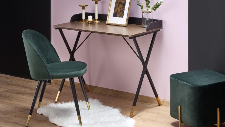 Designerskie biurko na metalowych nogach oraz tapicerowane krzesło