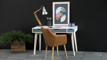 Skandynawskie biurko z kolorowymi szufladami oraz tapicerowane ekoskórą krzesło