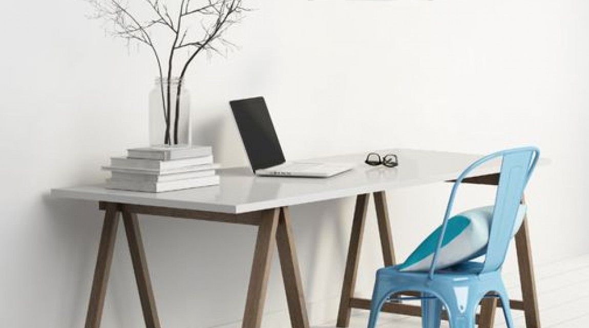 Drewniane biurko i niebieskie krzesło z metalu oraz wisząca lampa w stylu industrialnym