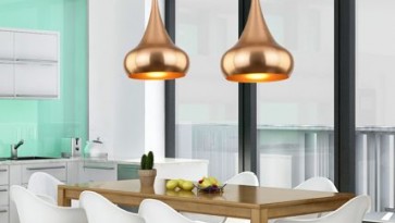Designerskie lampy wiszące i białe krzesła jadalniane na metalowej podstawie