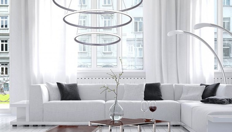Ledowa lampa wisząca w kolorze srebrnym i zestaw stolików kawowych z drewnianym blatem