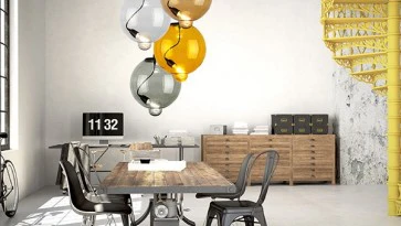 Kolorowa lampa wisząca ze szklanymi kloszami oraz designerskie krzesła na metalowej podstawie