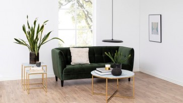 Dwuosobowa kanapa nierozkładana w nowoczesnym salonie z eleganckimi stolikami
