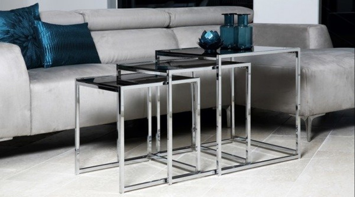 Zestaw szklanych stolików przy narożniku wypoczynkowym w nowoczesnym salonie