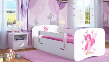 Dziecięce łóżko z ozdobną naklejką i ochronnymi barierkami oraz biała szafka nocna