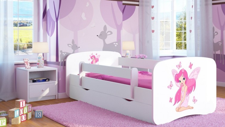 Dziecięce łóżko z ozdobną naklejką i ochronnymi barierkami oraz biała szafka nocna