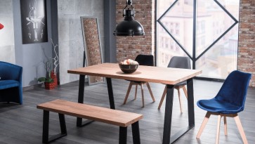 Stół nierozkładany z ławką w stylu industrialnym w szarej jadalni