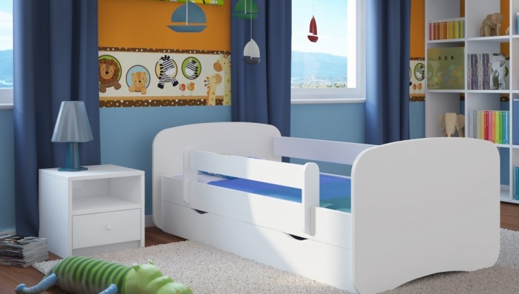 Białe łóżko ze skrzynią na pościel oraz szafka nocna z szufladą i otwarta przestrzenią do przechowywania