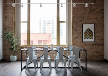 Jak dobrać odpowiednie krzesła do stołu w jadalni?