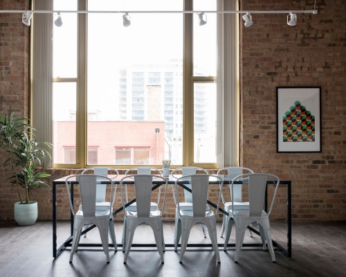 Jak dobrać odpowiednie krzesła do stołu w jadalni?