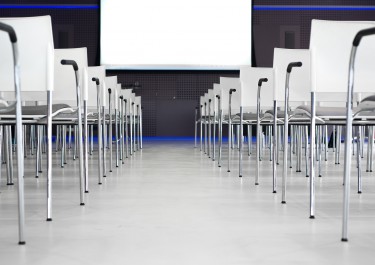 Krzesła konferencyjne – z jakiego materiału powinny być wykonane?