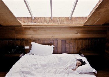 Zdrowy sen to podstawa. Jak wybrać wygodne łóżko do sypialni?