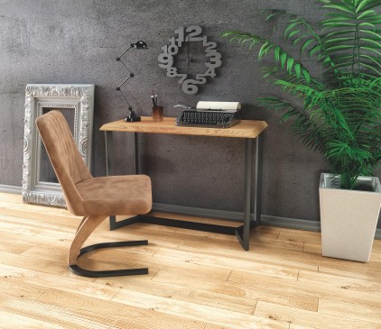 Konsola w stylu loftowym z drewnopodobnym blatem i designerskie krzesło na podstawie w kształcie podkowy