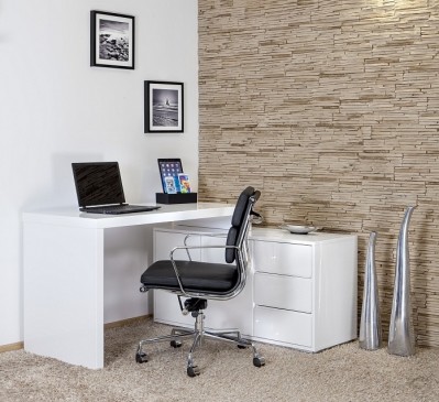 Tapicerowane obrotowe krzesło na aluminiowej podstawie oraz białe biurko z szufladami i półkami