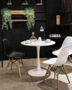 Designerski stół na jednej nodze w kolorze białym i skandynawskie krzesła bez podłokietników