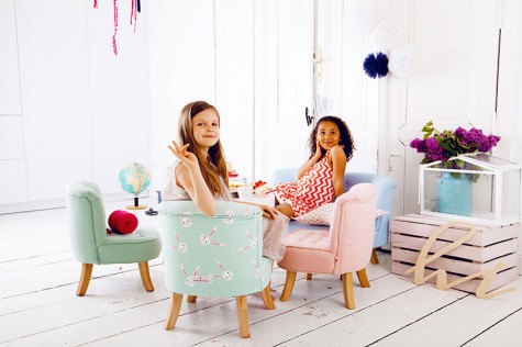 Kolorowe foteliki i sofki dziecięce na drewnianych nóżkach w pokoju dziewczynki