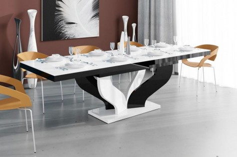 Biało-czarny stół w wysokim połysku w towarzystwie pomarańczowych krzeseł z tworzywa