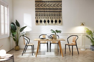 Krzesła ze sklejki i nierozkładany stół w stylu skandynawskim w białej jadalni