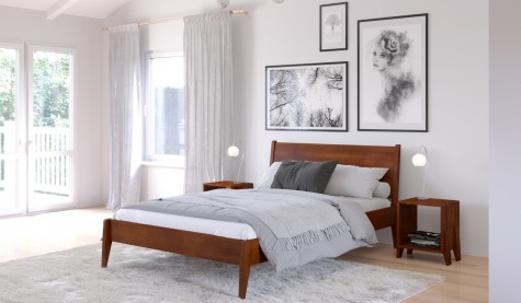 Biała sypialnia z drewnianym łóżkiem i szafką nocną