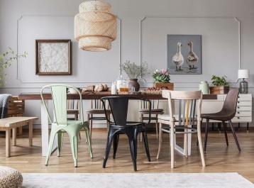 Nowoczesna jadalnia z dużym stołem drewnianym i metalowymi krzesłami kolorowymi