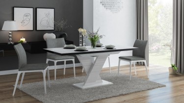 Duży stół rozkładany w wysokim połysku z białym blatem i krzesła tapicerowane w przestronnej jadalni