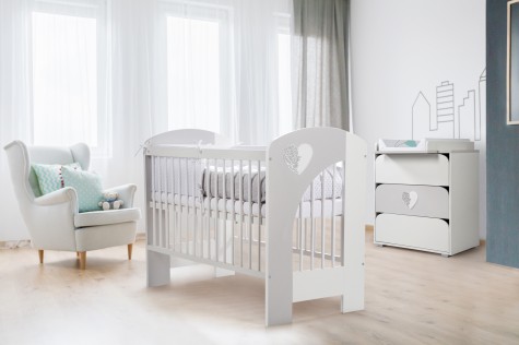 Pokój niemowlęcy z fotelem łóżeczkiem i komodą biało-szare dla chłopca i dziewczynki