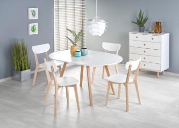 Stół z rozkładanym blatem w towarzystwie krzeseł w stylu skandynawskim