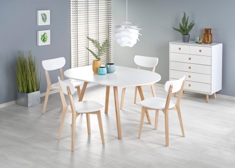 Stół z rozkładanym blatem w towarzystwie krzeseł w stylu skandynawskim