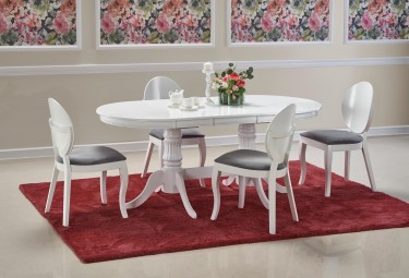 Elegancki stół z krzesłami w stylu retro w jadalni z czerwonym dywanem