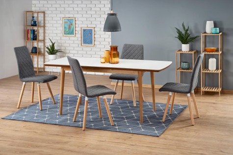 Rozkładany stół z tapicerowanymi krzesłami w stylu skandynawskim