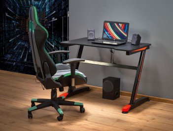 Fotel gamingowy w towarzystwie biurka komputerowego z oświetleniem LED