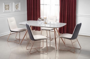 Stół do jadalni w optyce marmuru z tapicerowanymi krzesłami w eleganckiej jadalni