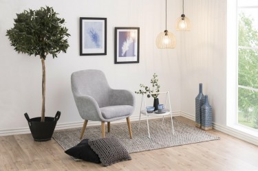 Salon w stylu skandynawskim z szarym fotelem wypoczynkowym