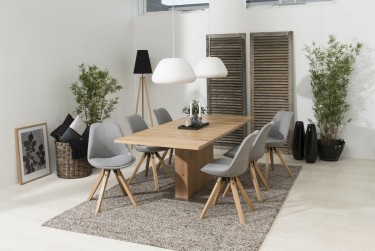 Drewnopodobny stół na jednej nodze z tapicerowanymi krzesłami w stylu skandynawskim