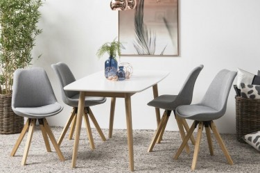 Biały stół w stylu skandynawskim z krzesłami na skośnych nogach drewnianych