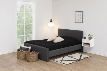 Biała sypialnia z czarnym łóżkiem tapicerowanym i wiszącą szafką nocną