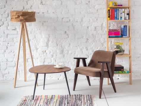 Kącik kawowy z wygodnym fotelem i drewnianym stolikiem na trzech nogach