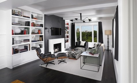 Stylowy salon w biało-czarnych kolorach z nowoczesnym kominkiem
