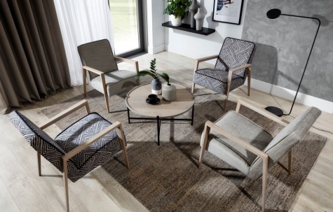 Kącik kawowy z tapicerowanymi fotelami i loftowym stolikiem
